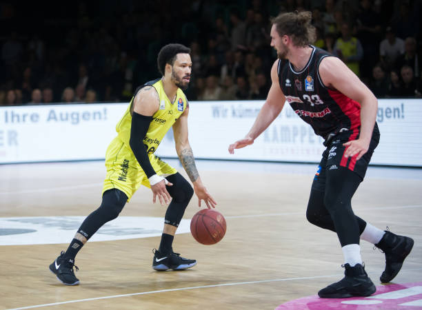 而雄鹿队则 而雄鹿队则